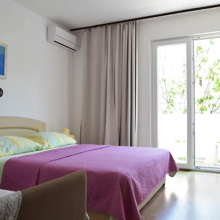 Guest house Tina Rab Town